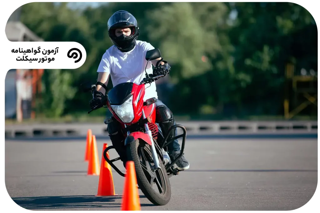 یک مرد با لباس سفید سوار بر موتور در حال آزمون برای گرفتن گواهینامه موتورسیکلت